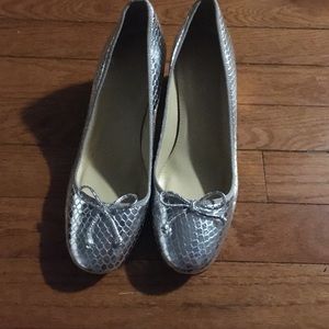 Silver pumps